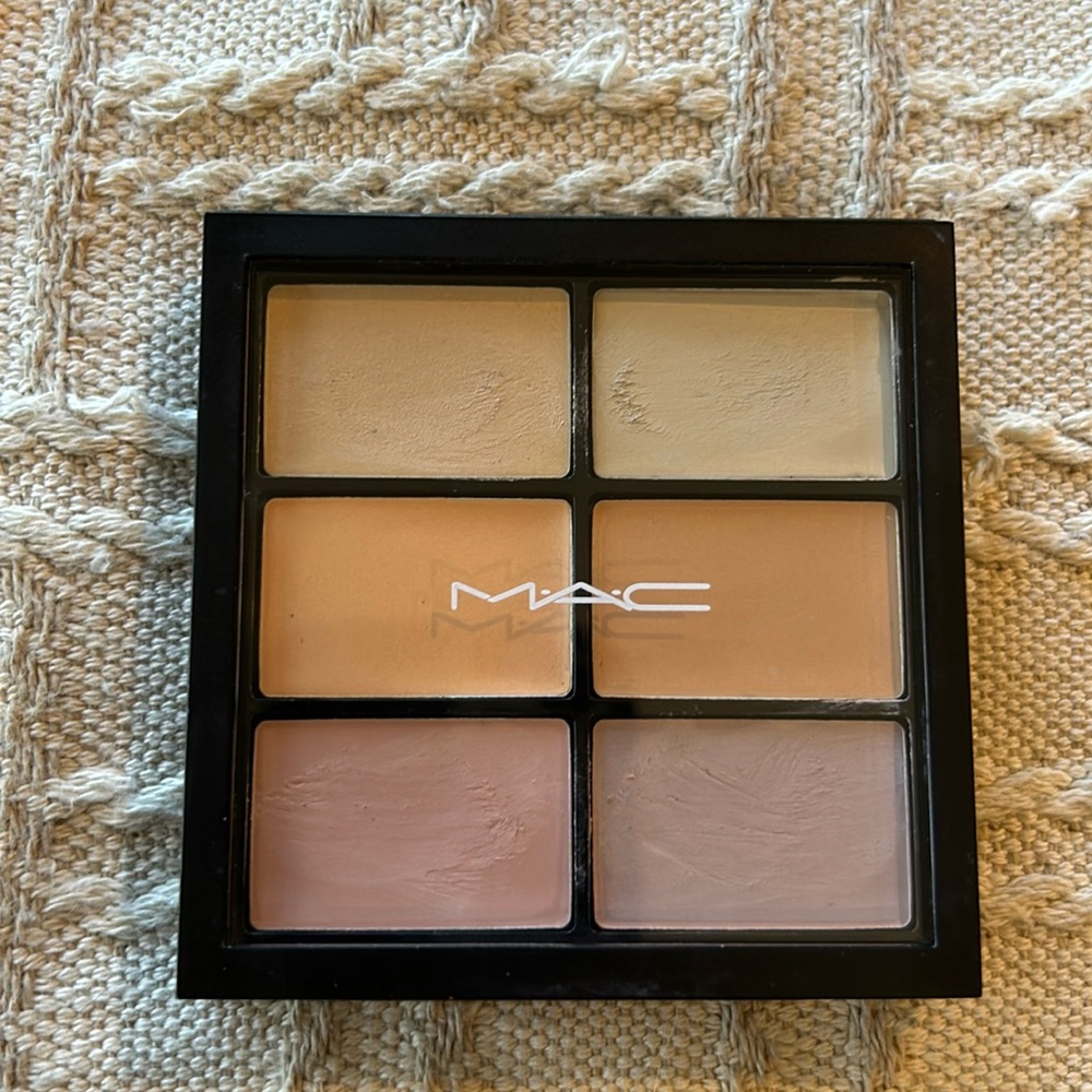 MAC Pro Eyepalette -The Silly One- very lightly used. 2 colors untouched